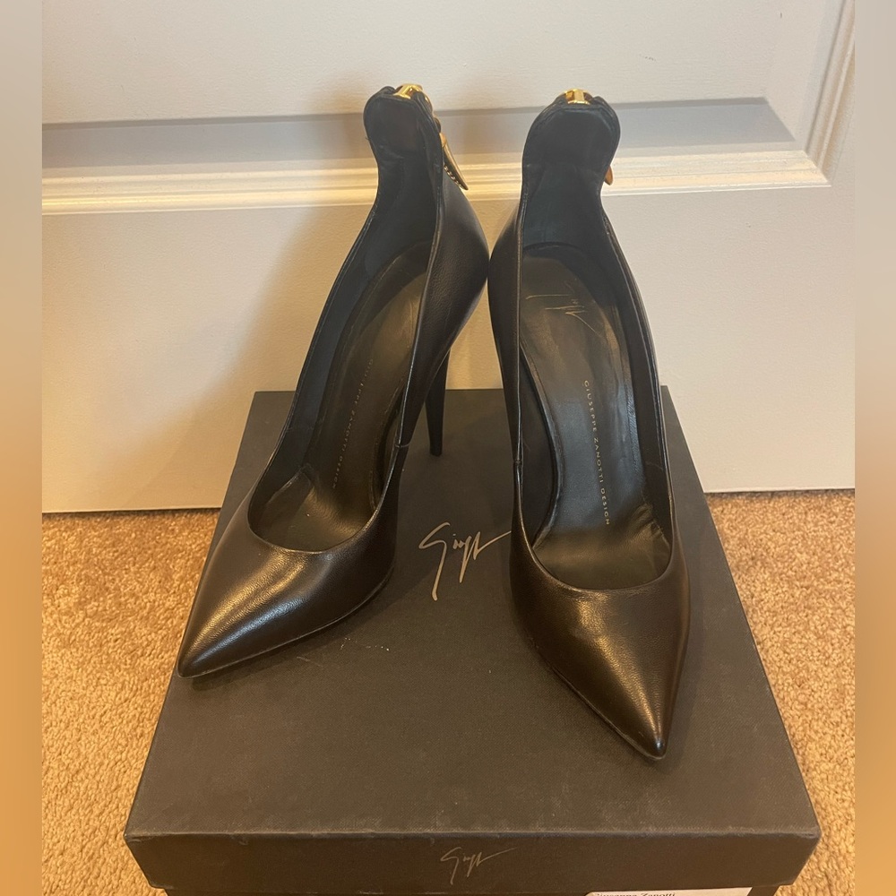 Giuseppse Zanotti Ester 110 Pump with gold back zipper